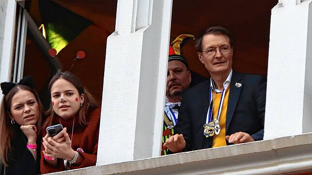 Scheuer Blick aus dem Fenster des Bürgerhauses: Kurz bevor die Zimmerer streiken, zeigt sich Karl Lauterbach den Stockachern zum ersten Mal.