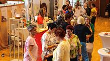 Lebhaftes Treiben herrscht zwei Tage lang bei der Frauenmesse im Kursaal mit den Angeboten von 45 Ausstellern. Bilder: Marianne Bader