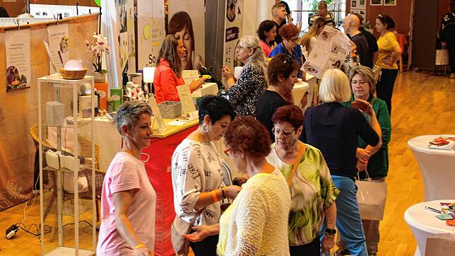 Lebhaftes Treiben herrscht zwei Tage lang bei der Frauenmesse im Kursaal mit den Angeboten von 45 Ausstellern. Bilder: Marianne Bader