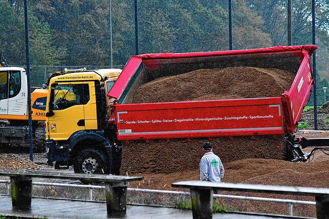 Tonnenweise Sand: Beim SV Niederhof entsteht ein neuer Kunstrasenplatz im Helmut-Baumann-Stadion.