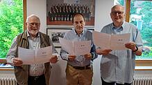 Singen (nicht nur) fürs Foto: Siegfried Raither, Friedrich Menzel und Dirigent Ulrich Raither (von links) sind seit vielen Jahren im ...