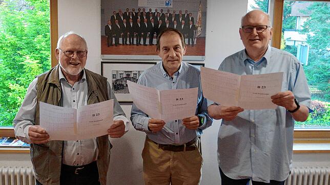 Singen (nicht nur) fürs Foto: Siegfried Raither, Friedrich Menzel und Dirigent Ulrich Raither (von links) sind seit vielen Jahren im ...
