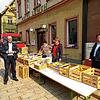 Im März kontrollierten Polizeibeamte auf dem Wochenmarkt die Abstands- und Hygieneregelungen. Thomas Nuding (Freie Wähler) kritisiert ...