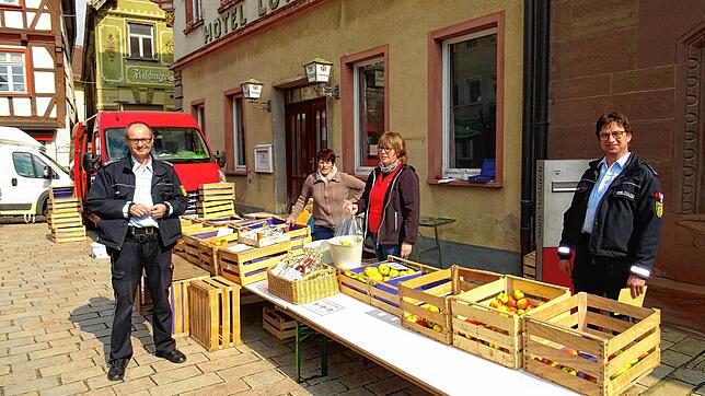 Im März kontrollierten Polizeibeamte auf dem Wochenmarkt die Abstands- und Hygieneregelungen. Thomas Nuding (Freie Wähler) kritisiert ...