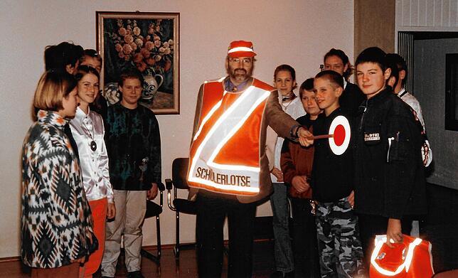 Dezember 1997: Rainer Stolz schlüpft bei der Schülerlotsen-Ehrung in eine entsprechende Weste.
