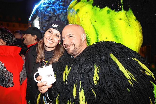 Bild 21: In der Altstadt treffen sich Hexen, Einhörner und Piraten bei der Straßenfasnacht
