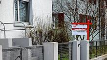Ein seltener Anblick in Konstanz, noch immer: Vor einem Haus im Stadtteil Paradies steht schon seit einiger Zeit ein Schild &bdquo;zu ...