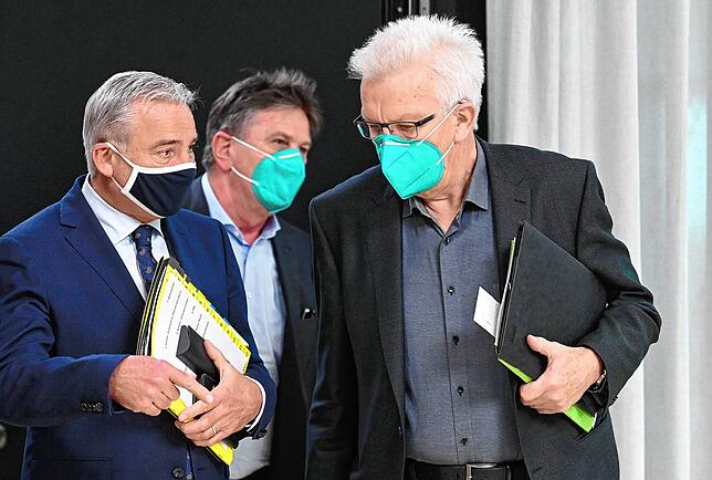 Die Architekten der Corona-Regeln des Landes, von links: Thomas Strobl (Innenminister, CDU), Manfred Lucha (Gesundheitsminister, Grüne) ...