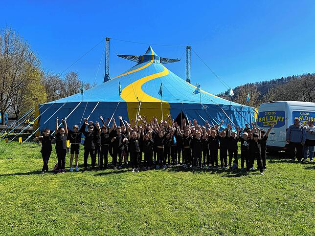 Die Schüler der Grundschule Küssaberg zeigen feine grandiose Show.