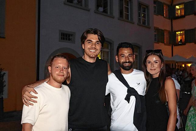 Support-Act Chanin (Zweiter von links) posiert mit seinem Bandkollegen Lukas (links) und zwei Fans für ein Erinnerungsfoto.