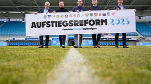 Gesichter der Aufstiegsreform 2025 (v.l.): Franz Gerber, Geschäftsführer FC Rot-Weiß Erfurt, Daniel Meyer, Sportdirektor des Halleschen ...