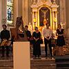 In der Herrischrieder Pfarrkirche stellte Julia Schleicher (rechts) ihre fünfteilige Figurengruppe aus, dazu musizierten das Ensemble ...
