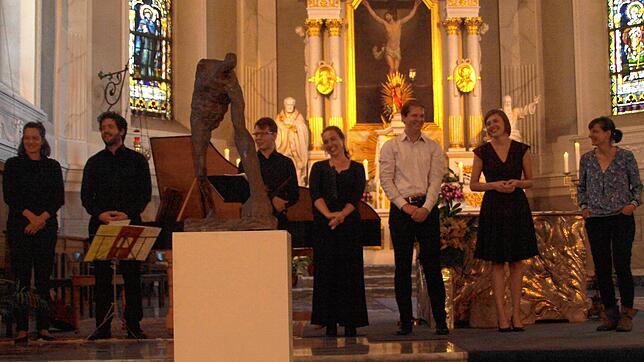 In der Herrischrieder Pfarrkirche stellte Julia Schleicher (rechts) ihre fünfteilige Figurengruppe aus, dazu musizierten das Ensemble ...