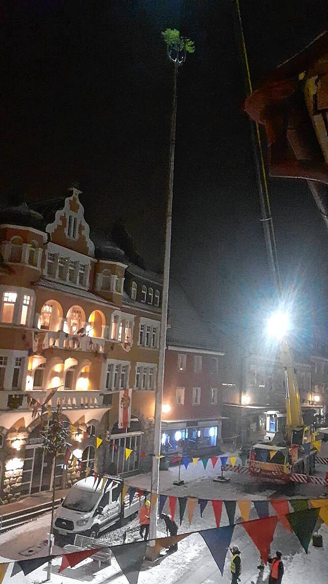 Bild 1: Die große Narrenbaum-Überraschung: Zimmerergilde stellt abends in Stockach den Narrenbaum corona-konform mit Autokränen