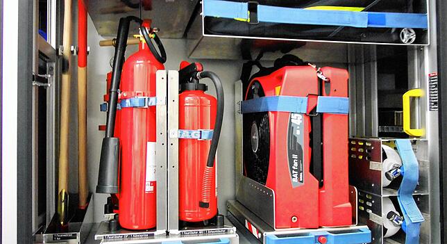 Für kleinere Brände und für den punktuellen Einsatz ist das neue Löschruppenfahrzeug mit Feuerlöschern ausgestattet.
