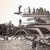 Kinder springen von den Sprungtürmen im Parkschwimmbad ins Schwimmbecken. Der Gemeinderat hat 1985 beschlossen, das Bad zu sanieren. ...