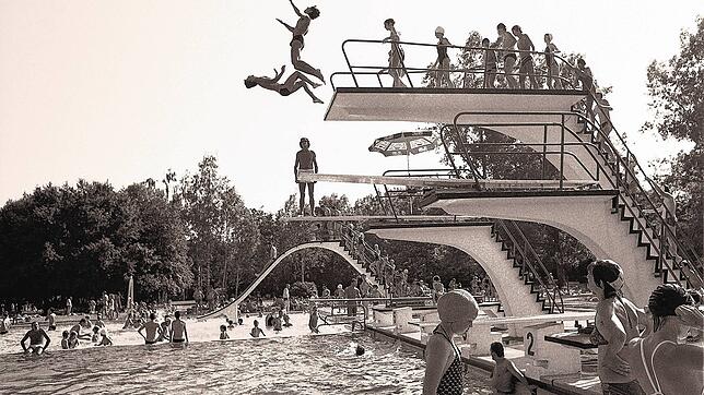Kinder springen von den Sprungtürmen im Parkschwimmbad ins Schwimmbecken. Der Gemeinderat hat 1985 beschlossen, das Bad zu sanieren. ...