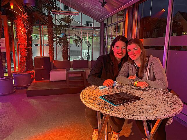 Fabienne Rapp (von links) und Coralie Scherzinger waren positiv überrascht, als sie erfuhren, dass das Glashaus wieder öffnet.