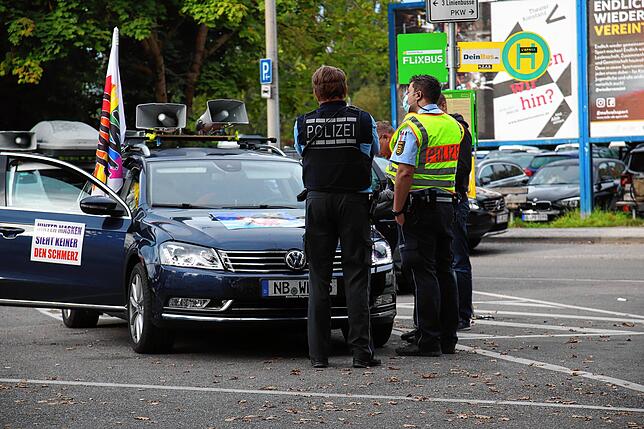 Bild 5: Corona- und Impfskeptiker im Stadtgarten, Autokorso-Start auf dem Döbele: Chronologie eines ruhigen Demo-Wochenendes in Konstanz