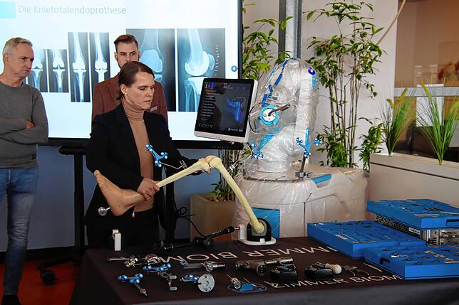 Tamara Hesselmann, Chefärztin der Orthopädie und Chirurgie am Klinikum Hochrhein, zeigt ein künstliche Beim mit Kniegelenk, an dem sie ...