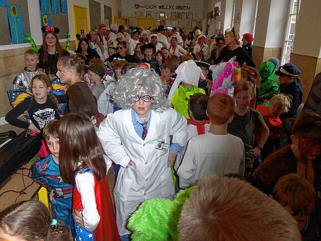 Jubel, Tubel, Heiterkeit: Die Kinder von Schule und Kindergarten Berau erfreuten die Hemdgluncki mit einem tollen Programm und ließen ...