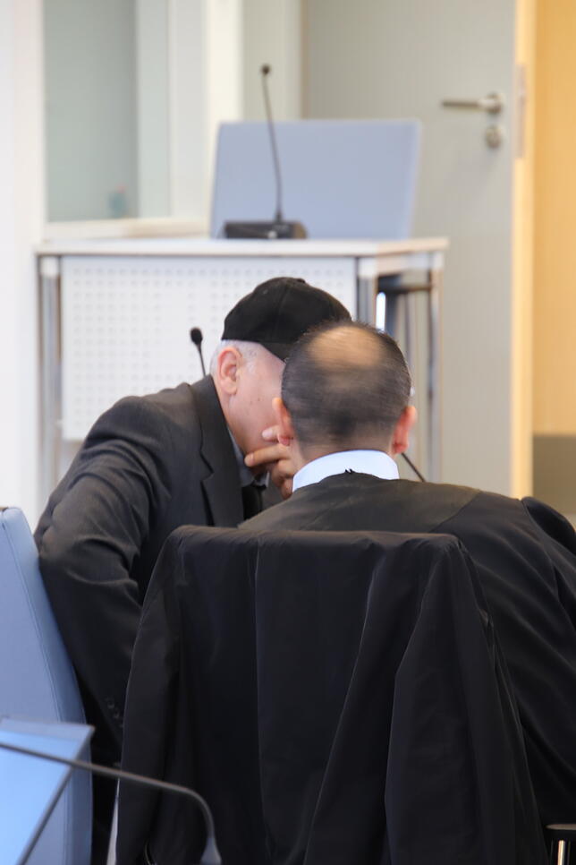 Sarahs Schwiegervater Ahmet S. (51) bespricht sich mit seinem Anwalt.