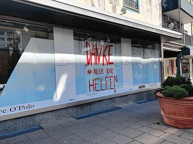 Schaufensterbummel? Nicht bei diesem Herrenmodegeschäft. Hier wird Danke gesagt.