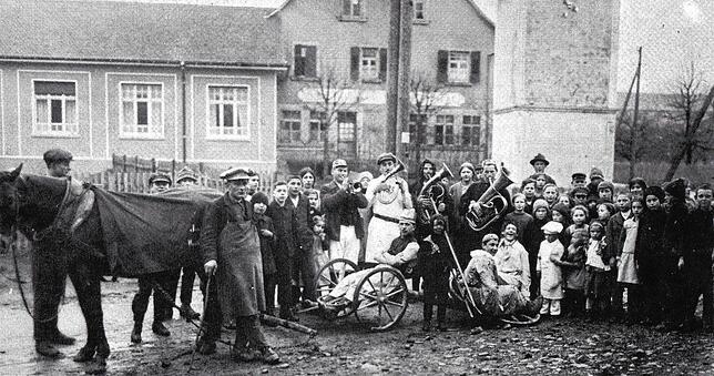 Wie das Foto aus privater Hand zeigt, gab es 1920 bereits Fasnacht in Wutöschingen, noch vor der Gründung der Narrenzunft Frösche im ...