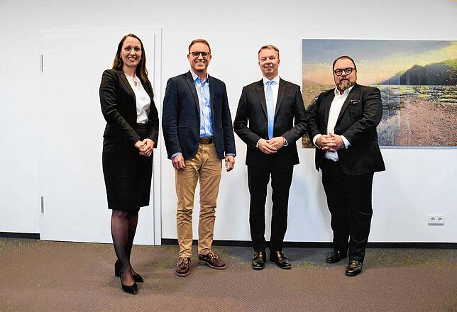 Nach der Vertragsunterzeichnung (von links): Rebecca Sellmann, kaufmännische Direktorin des Hegau-Bodensee-Klinikums, Sven Gläsker, der ...