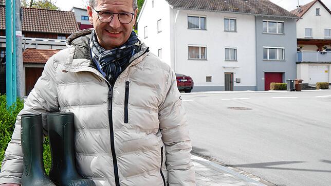 Bürgermeister Patrick Stärk hofft, dass er die Gummistiefel so schnell nicht mehr brauchen wird. Sollte es doch noch einmal zu einem ...