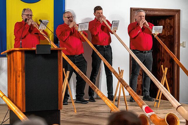 Die Alphorngruppe macht Musik.