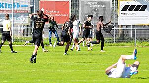 Jubel im Lager des Türk. SV Singen nach dem späten Siegtreffer durch Abdoulie Mboob (rechts mit freiem Oberkörper).