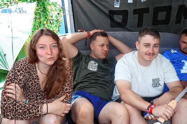 Bild 16: Kühle Getränke, coole Outfits und Lametta: So schön feiern die Southside-Besucher auf dem Zeltplatz