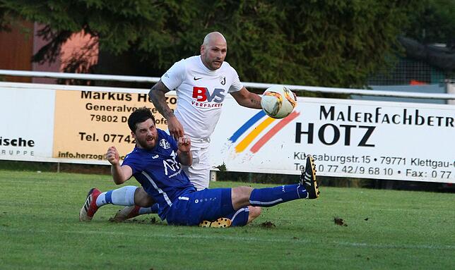 Bild 7: FC Erzingen müht sich in der Verlängerung zum 3:2-Pokalsieg beim Lokalrivalen FC Geißlingen &ndash; und wir haben Bilder!