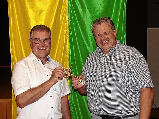 Den „Rathausschlüssel“, den der scheidende Ortsvorsteher Jakob Krimmel (rechts) in der Fasnet den Narren übergeben muss, überreichte er ...
