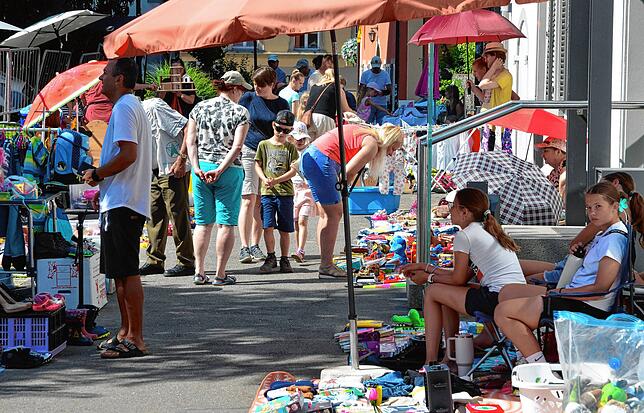 Bild 4: Reges Treiben beim Stadtfest am Samstagabend und Sonntagmorgen