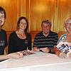 Jan Hagemoser, Alice Bündert und Hugo Wetzel wurden von der Folktreff-Vorsitzenden Gudrun Deinzer (von links) für ihr Engagement ...