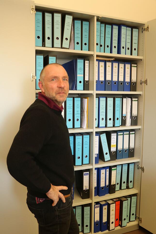 Ein 30-Millionen-Projekt frisst auch viel Papier. Projektleiter Hartmut Trenz hat einen ganzen Schrank voller Ordner, die den Ausbau der ...