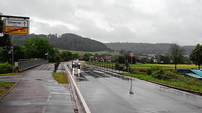 Die Brücke über die Wutach ist die wichtigste Verbindung der beiden Wutöschinger Ortsteile Schwerzen (im Hintergrund) und Horheim. Vom ...