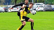 Lukas Kaltenstadler (rechts, hier im Spiel gegen Gutmadingen) feierte gegen Marbach den ersten Saisonsieg mit dem SV Denkingen.