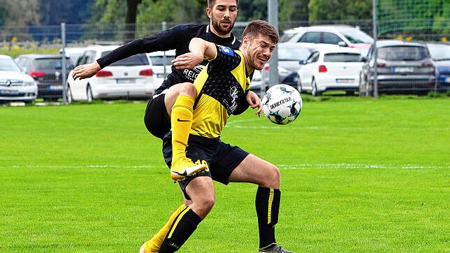 Lukas Kaltenstadler (rechts, hier im Spiel gegen Gutmadingen) feierte gegen Marbach den ersten Saisonsieg mit dem SV Denkingen.