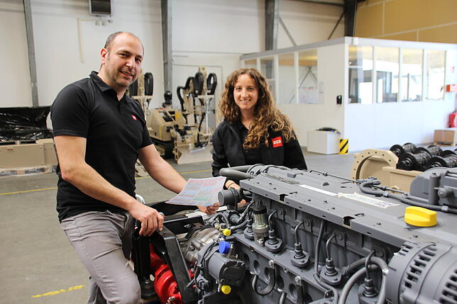 Produktionsleiter Stephan Gamp und Projektkoordinatorin Rebekka Kammerer an einem Dieselmotor, der bald in eines der Minenräumgeräte für ...