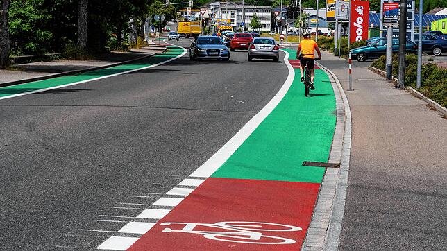 Die ersten neu gestalten Fahrradwege sind in Villingen-Schwenningen bereits farblich gestaltet worden wie hier in der Straße am ...