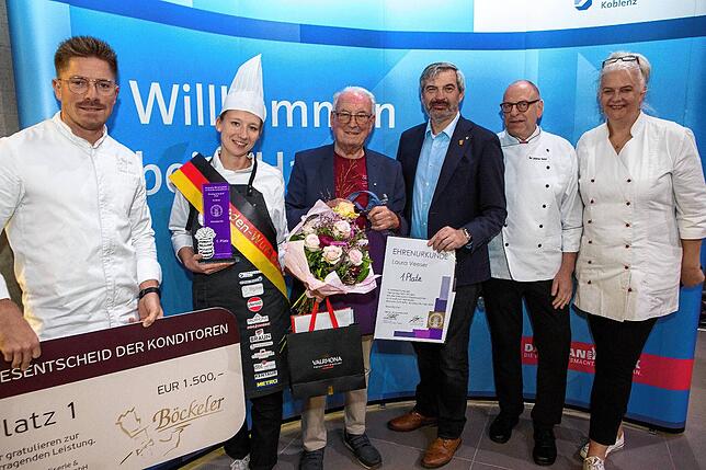 Laura Veeser (Zweite von links) mit Juroren und Prüfern (von links): Christian Böckeler, Michael Hafner, Gerhard Schenk, Johannes Becker ...