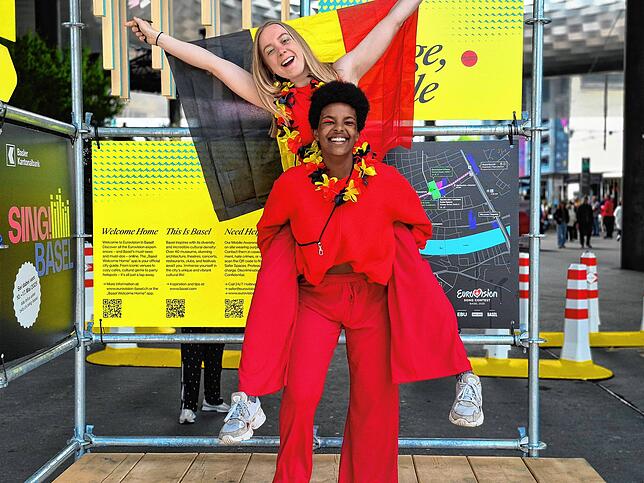Bild 5: ESC-Fans feiern am Dienstag in Basel