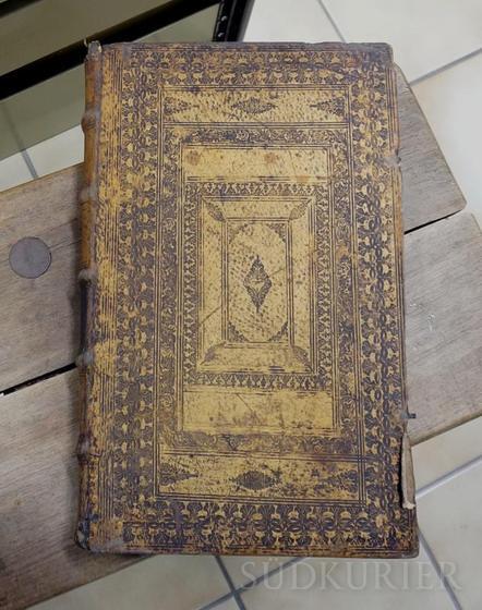 Rarität: Diese Bibelübersetzung aus dem 18. Jahrhundert stammt aus der ehemaligen Ratsbibliothek Tiengen.