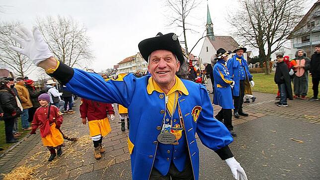 Sigi Burgermeister beim Gemeindeumzug 2018 in Unteruhldingen. Er ist Ehrenpräsident des Narrenvereins Mühlhofen und Fastnachter durch ...