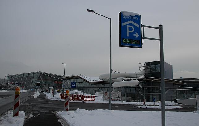 414 Stellplätze frei im neuen Parkhaus am Sportpark: Am Freitag um die Mittagszeit parkten sechs Autos. Die Akzeptanz leidet, auch weil ...