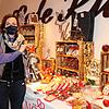 In weihnachtlichem Flair können Kunden der Bäckerei Knöpfle das Anstehen nutzen, um Angebote von verschiedenen Geschäften zu betrachten. ...
