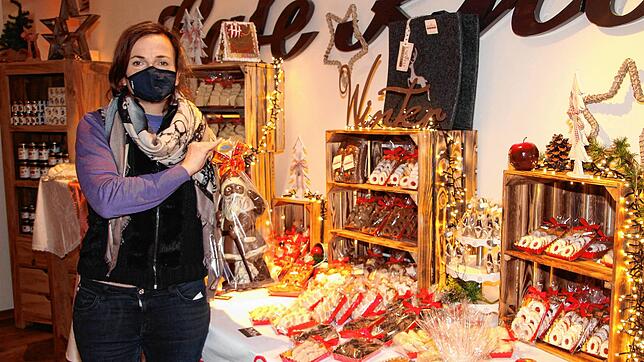 In weihnachtlichem Flair können Kunden der Bäckerei Knöpfle das Anstehen nutzen, um Angebote von verschiedenen Geschäften zu betrachten. ...